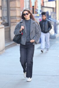 katie-holmes-street-style-new-york-02-05-2024-1.thumb.jpg.277805dea7fc6b28038883a914b57557.jpg