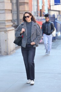 katie-holmes-street-style-new-york-02-05-2024-5.thumb.jpg.2ab5ce4c99d1d14e57eff32dcd5f258e.jpg