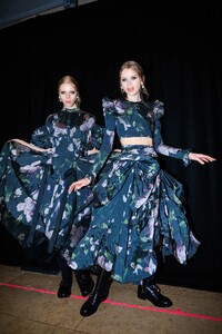 lfw_f23_backstage_erdem_acielle_003.thumb.jpg.cc61eb597d2d60c71b0ab15480f8c4bd.jpg