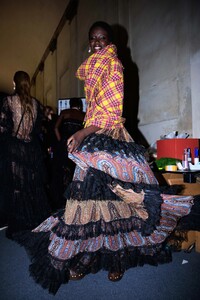 mfw_f23_backstage_etro_acielle_018.thumb.jpg.83b3450d134275c263e7051321e998f1.jpg