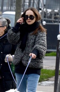 natalie-portman-in-the-champ-de-mars-gardens-in-paris-01-27-2024-0.jpg