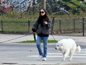 natalie-portman-in-the-champ-de-mars-gardens-in-paris-01-27-2024-5.jpg
