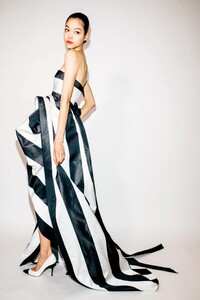 nyfw_f23_backstage_carolina_herrera_hunter_abrams_005.thumb.jpg.d9b116a8b766e3d5641a14ae4f5c6adb.jpg