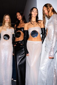 pfw_f23_backstage_courreges_acielle_010.thumb.jpg.c6f45762a759942c9a6dbfe9a349e7a8.jpg