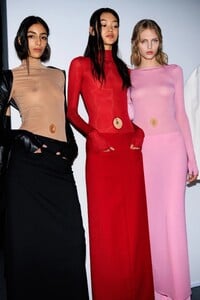 pfw_f23_backstage_courreges_acielle_012.thumb.jpg.ad28d7a4e3bbbfad74456a31f99b645c.jpg