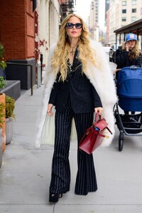 rachel-zoe-returning-to-her-hotel-in-new-york-02-12-2024-0.jpg