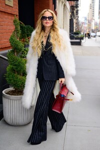 rachel-zoe-returning-to-her-hotel-in-new-york-02-12-2024-2.jpg