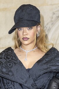 rihanna-christian-dior-show-at-paris-fashion-week-01-22-2024-12.jpg