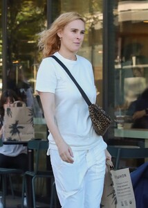 rumer-willis-in-all-white-ensemble-shopping-at-erewhon-market-in-studio-city-01-23-2024-2.jpg