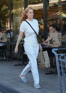 rumer-willis-in-all-white-ensemble-shopping-at-erewhon-market-in-studio-city-01-23-2024-3.jpg