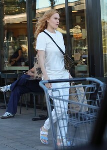 rumer-willis-in-all-white-ensemble-shopping-at-erewhon-market-in-studio-city-01-23-2024-4.jpg