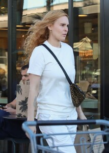 rumer-willis-in-all-white-ensemble-shopping-at-erewhon-market-in-studio-city-01-23-2024-5.jpg