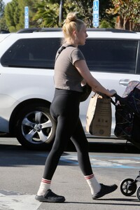 rumer-willis-out-in-studio-city-11-24-2023-1.thumb.jpg.352dc5a920c494d5451d03070e2d4387.jpg