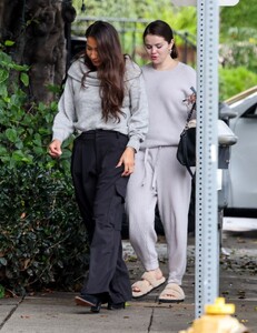 selena-gomez-arriving-at-the-face-place-salon-in-west-hollywood-01-22-2024-0.jpg