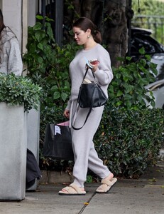 selena-gomez-arriving-at-the-face-place-salon-in-west-hollywood-01-22-2024-4.jpg