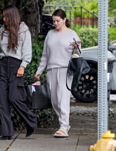 selena-gomez-arriving-at-the-face-place-salon-in-west-hollywood-01-22-2024-5.jpg
