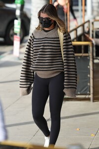 sofia-richie-in-an-oversized-sweater-and-black-leggings-at-beverly-grill-in-beverly-hills-01-30-2024-0.jpg
