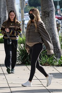 sofia-richie-in-an-oversized-sweater-and-black-leggings-at-beverly-grill-in-beverly-hills-01-30-2024-1.jpg