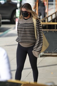 sofia-richie-in-an-oversized-sweater-and-black-leggings-at-beverly-grill-in-beverly-hills-01-30-2024-3.jpg