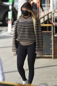 sofia-richie-in-an-oversized-sweater-and-black-leggings-at-beverly-grill-in-beverly-hills-01-30-2024-6.jpg