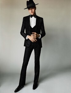 vogue-paris-may-2016_by_mario-testino_(4).thumb.jpg.57873d18aae6c5bd1de4906e9087f571.jpg