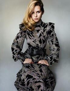 vogue-paris-may-2016_by_mario-testino_(6).thumb.jpg.514fe564b56ccbdfbf584919f6e5e9ef.jpg