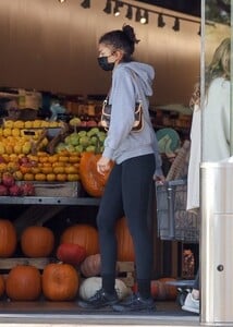 zendaya-and-tom-holland-at-erewhon-market-in-los-angeles-10-24-2023-3.jpg