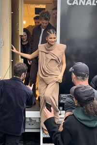 zendaya-exiting-an-interview-for-dune-2-in-paris-02-13-2024-5.jpg