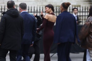 zendaya-outside-fendi-show-at-paris-fashion-week-01-25-2024-2.jpg