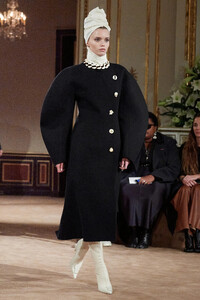 00001-schiaparelli-fall-2023-ready-to-wear-credit-gorunway.thumb.jpg.eb37bbd60ff6caceb90da72a4bf97d59.jpg