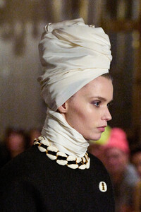 00001-schiaparelli-fall-2023-ready-to-wear-details-credit-gorunway.thumb.jpg.615d72ccf569329e9cb4cd61001e1050.jpg