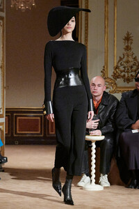 00002-schiaparelli-fall-2023-ready-to-wear-credit-gorunway.thumb.jpg.bc7f5784a39a57fb2ea0425f6cf8640e.jpg