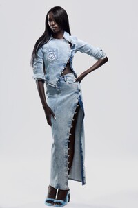 00004-j6-fall-2023-ready-to-wear-credit-brand.thumb.jpg.2395e3751c66590beef4b3ccab198a06.jpg