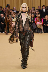 00004-roberto-cavalli-fall-2023-ready-to-wear-credit-gorunway.thumb.jpg.17edb50ec0992e0d986ba006b3f91641.jpg