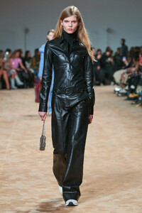 00007-paco-rabanne-fall-2023-ready-to-wear-credit-gorunway.thumb.jpg.f5a9cabc1b64c75627c1b0a61f8f08ac.jpg