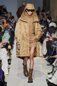 00008-max-mara-fall-2023-ready-to-wear-credit-gorunway.thumb.jpg.1c15828049eed89b68d227de0e3e1ce2.jpg