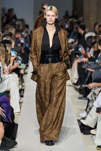 00011-max-mara-fall-2023-ready-to-wear-credit-gorunway.thumb.jpg.ca9966d48ef609db291e17fc99e9b1e2.jpg