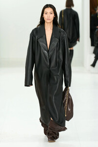 00012-loewe-fall-2023-ready-to-wear-credit-gorunway.thumb.jpg.89227e8ee4e6d1b030365a7d3498c95a.jpg