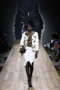 00012-moschino-fall-2023-ready-to-wear-credit-gorunway.thumb.jpg.76bdca411ff62ec267ee81a8d4cfe20e.jpg