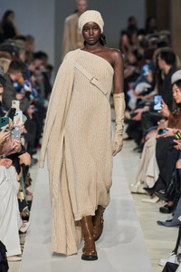 00017-max-mara-fall-2023-ready-to-wear-credit-gorunway.thumb.jpg.50868fff7cdbb397204ac18ea676f3e5.jpg