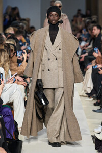 00023-max-mara-fall-2023-ready-to-wear-credit-gorunway.thumb.jpg.e44819426cbbcde6169c3a71d0d55a5c.jpg