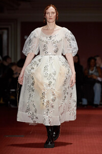 00027-simone-rocha-fall-2023-ready-to-wear-credit-gorunway.thumb.jpg.d7f444bef59bae569a142c52d24bb5c5.jpg