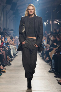 00028-isabel-marant-fall-2023-ready-to-wear-credit-gorunway.thumb.jpg.8e6b39025fc5667a52e2933233614640.jpg