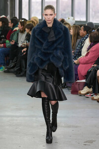 00029-sacai-fall-2023-ready-to-wear-credit-gorunway.thumb.jpg.de703b0cefd8e29c65857f10fb16641e.jpg