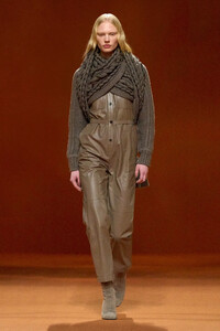 00033-hermes-fall-2023-ready-to-wear-credit-gorunway.thumb.jpg.b25c2639daeceb98c2f40413bb5c605e.jpg