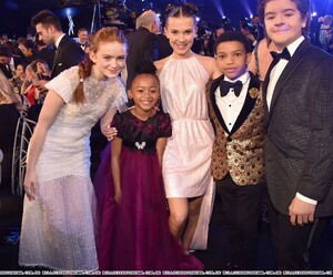 62360985_millie-bobby-brown-january-21-sag-awards_-inside-backstage-15.jpg