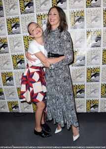 76290322_millie-bobby-brown-godzilla-king-of-the-monsters-red-carpet-at-comic-con-in-s.jpg