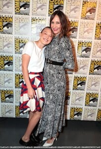 76290335_millie-bobby-brown-godzilla-king-of-the-monsters-red-carpet-at-comic-con-in-s.jpg