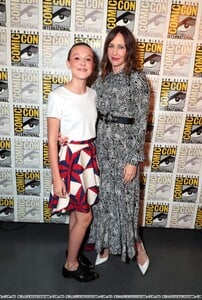 76290352_millie-bobby-brown-godzilla-king-of-the-monsters-red-carpet-at-comic-con-in-s.jpg