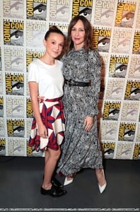 76290368_millie-bobby-brown-godzilla-king-of-the-monsters-red-carpet-at-comic-con-in-s.jpg
